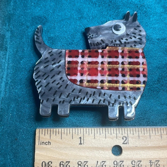 Dog with sweater acrylic brooch - Picture 4 of 4